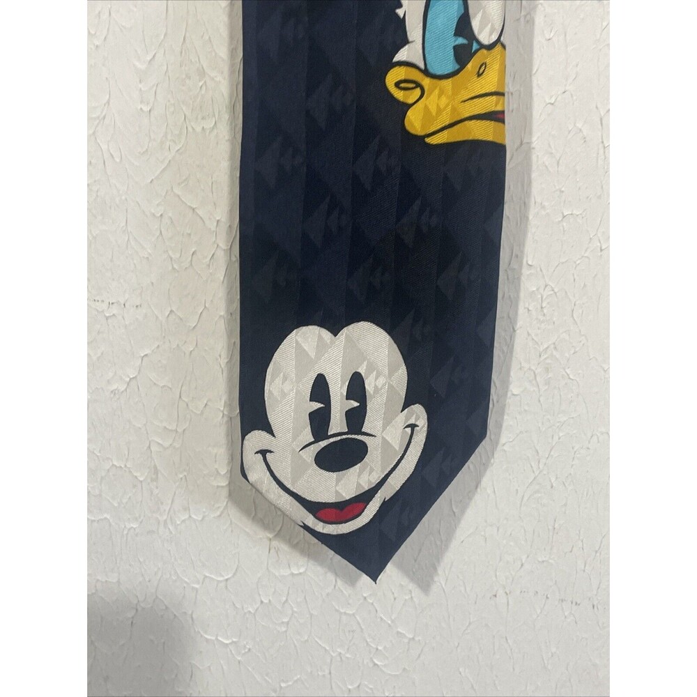 Novelty Tie Mickey Mouse  Disney  Mickey Donald Duck Goofy Disney Store NWT - Picture 2 of 5